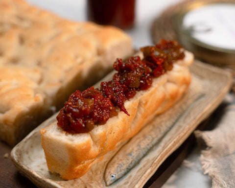 El sabor de la parrilla listo para abrir: descubre nuestro asado de tomate y pimiento al carbón de encina