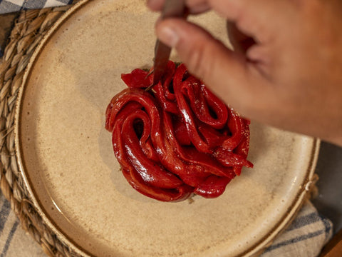 Pimientos asados al moscatel: cuando la leña y el vino se encuentran en un tarro