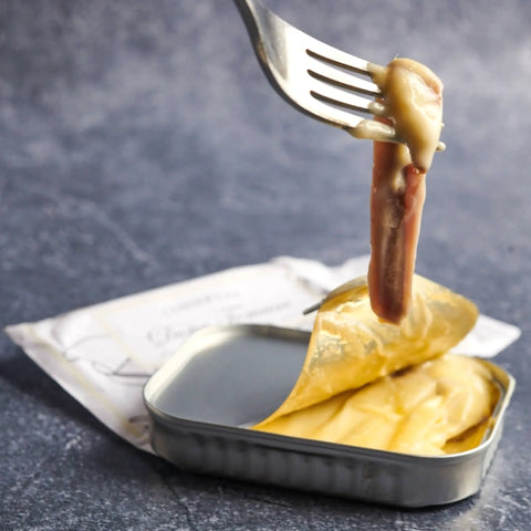 Anchoa de costera con mantequilla servida con tenedor
