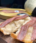 Anchoas de costera con mantequilla servidas sobre pan