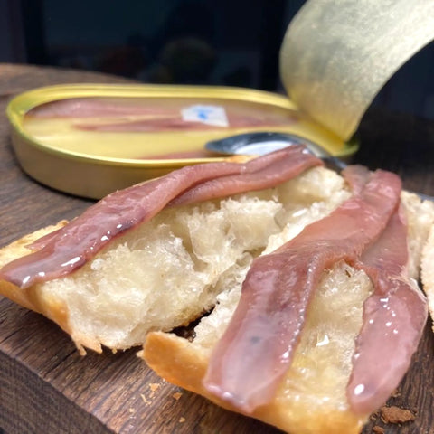 Anchoas de costera con mantequilla servidas sobre pan