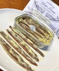 Anchoas de costera con mantequilla presentadas en plato