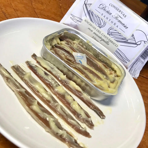 Anchoas de costera con mantequilla presentadas en plato