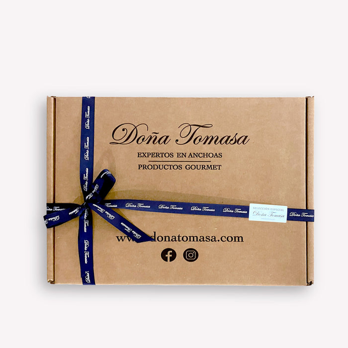 Caja Especial con lazo, papel de seda y viruta decorativa.