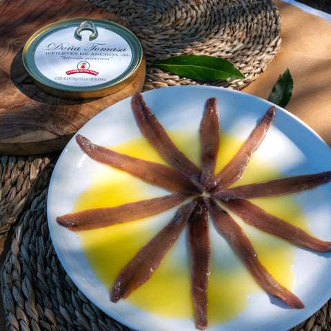 Filetes de anchoa 00 con mantequilla artesana presentados en plato