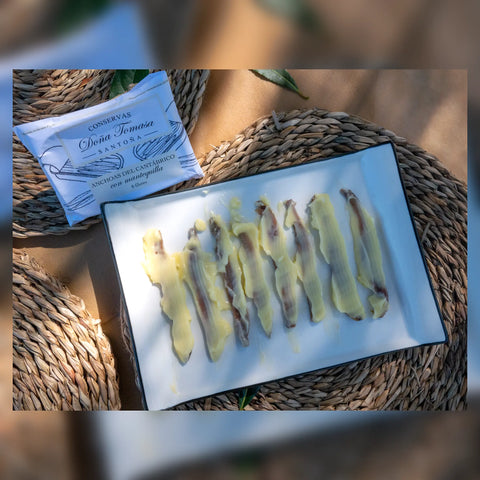 Filetes de anchoa de costera presentados con mantequilla
