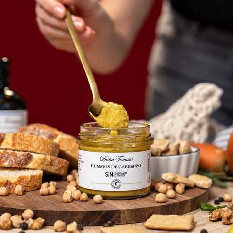 Presentación del hummus de garbanzos Doña Tomasa con pan y verduras