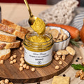 Detalle de la textura del hummus de garbanzos Doña Tomasa en una cuchara