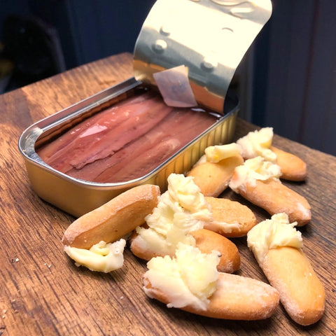 Lata de anchoas de costera Cuarto Club acompañada de pan