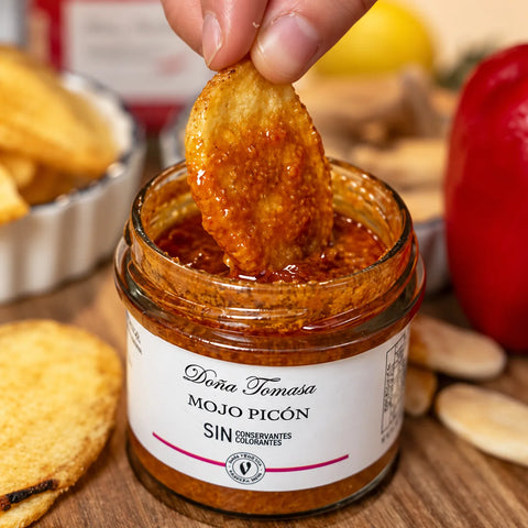 Detalle de una patata con mojo picón Doña Tomasa
