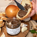 Mousse de ajo negro Doña Tomasa untada sobre una rebanada de pan