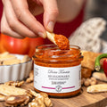 Muhammara de pimientos y nueces Doña Tomasa servida con una tostada