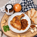 Vista superior de pollo con salsa de cebolla y Pedro Ximénez Doña Tomasa
