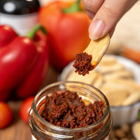 Detalle de la textura de la sobrasada vegetal servida sobre una tostada