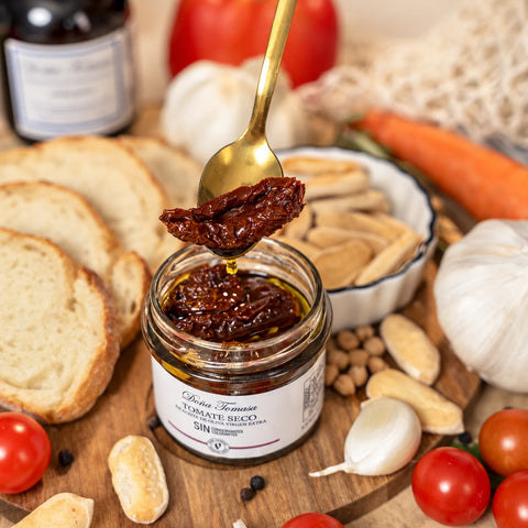 Detalle del tomate seco en aceite de oliva virgen extra servido con una cuchara