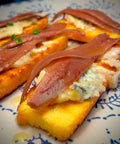 Tostas de sobao con queso azul y anchoas de costera