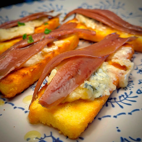 Tostas de sobao con queso azul y anchoas de costera