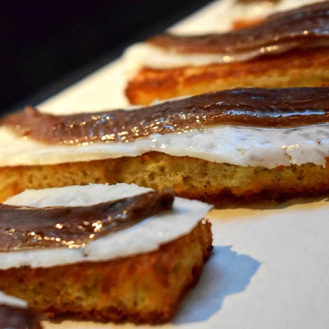 Tostas con mantequilla y anchoas de costera
