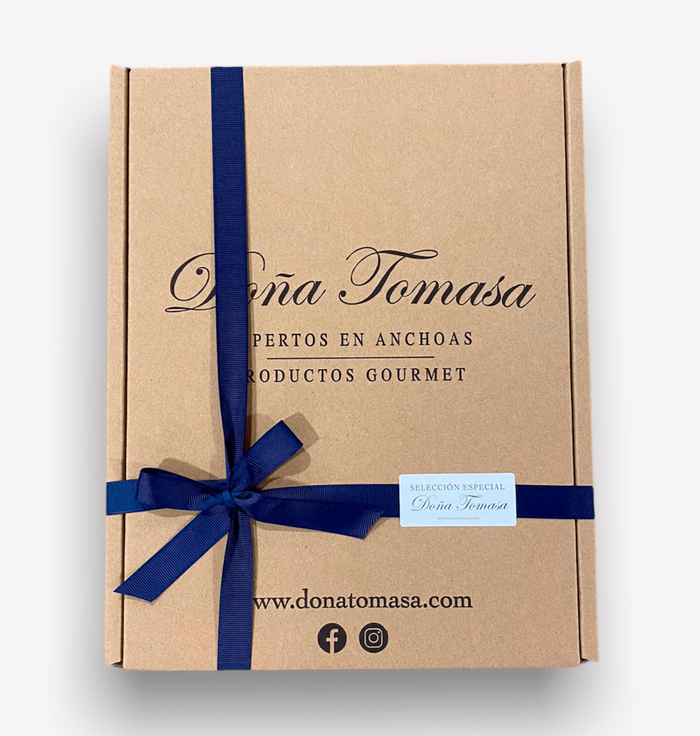 Caja Especial con lazo, papel de seda y viruta decorativa.